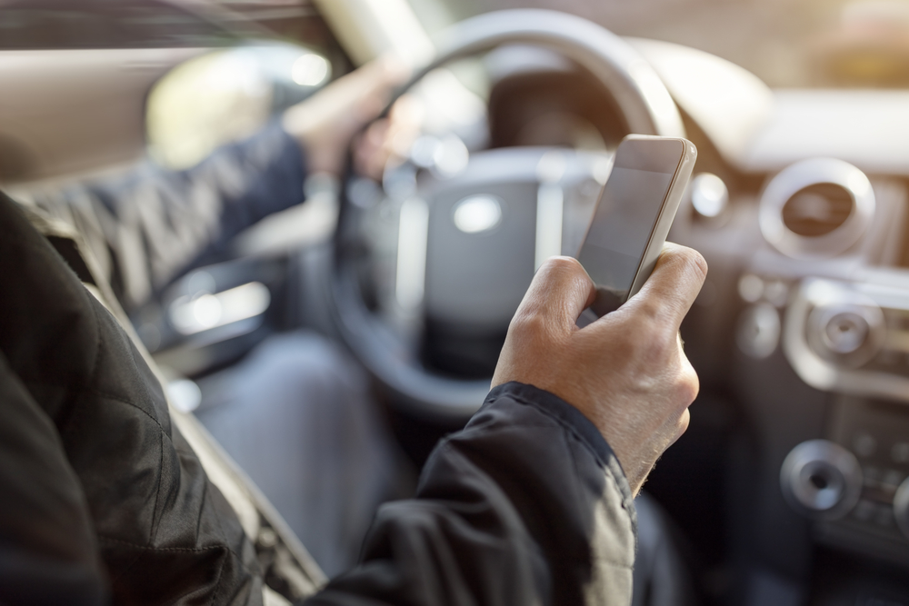how to avoid distracted driving